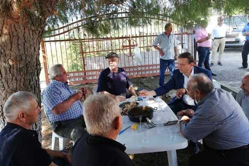 Μετά τιν λειτοθργία θα ακολουθήσει κουρμπάνι και κεράσματα απο τον θήμο, Gemeinsames Essen nach der Messe