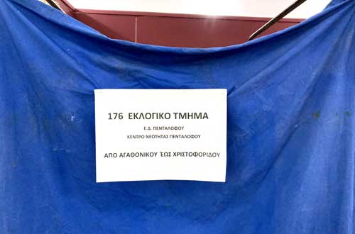 Parlamentwahl, Wahlkabine im Gemeindehaus Pentalofos